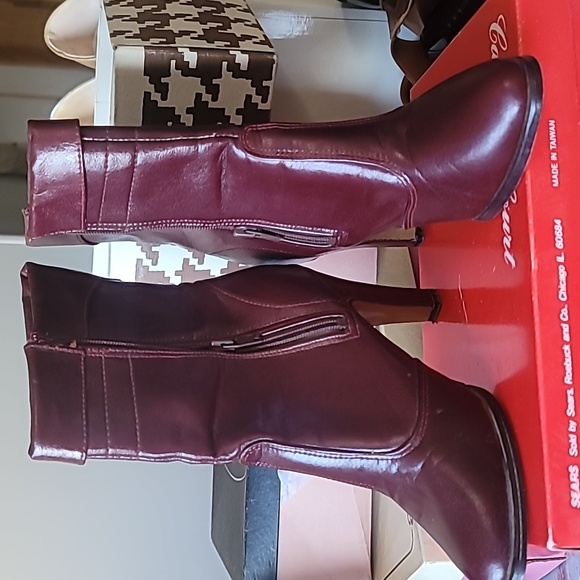 Vintage 1970s/80s Burgundy boots with heels. Side zipper. Delmar imports size 5 - Picture 2 of 10